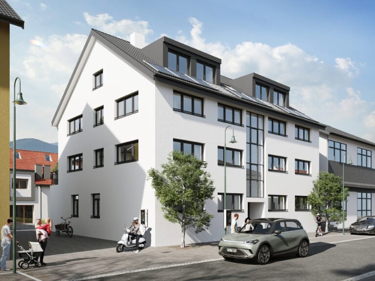 Mehrfamilienhaus mit einer Ladestation an der Hauswand und einer an einer Laterne davor. Menschen mit Kindern, Rollern und Elektroscooter sind unterwegs